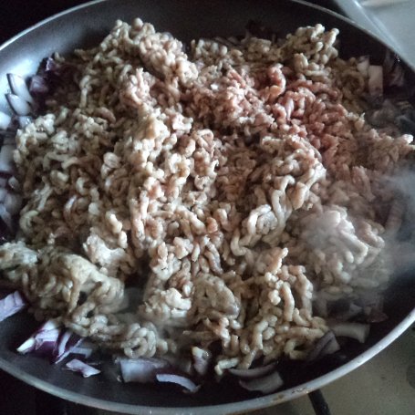 Krok 2 - Mięsna patelnia z dodatkiem czerwonej fasolki i pieczarek :) foto