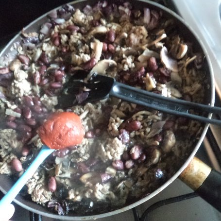 Krok 6 - Mięsna patelnia z dodatkiem czerwonej fasolki i pieczarek :) foto