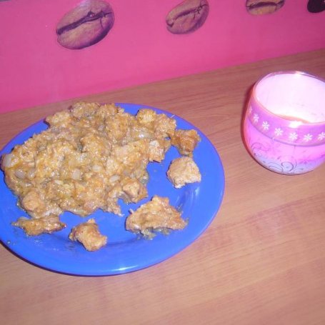 Krok 3 - Mięsne kawałki w ketchupowo – musztardowo – czosnkowej panierce. foto