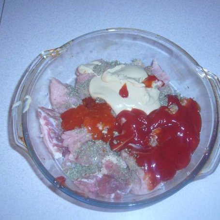 Krok 1 - Mięsne kawałki w ketchupowo – musztardowo – czosnkowej panierce. foto