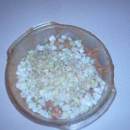 Krok 2 - Mięsne kawałki w ketchupowo – musztardowo – czosnkowej panierce. foto