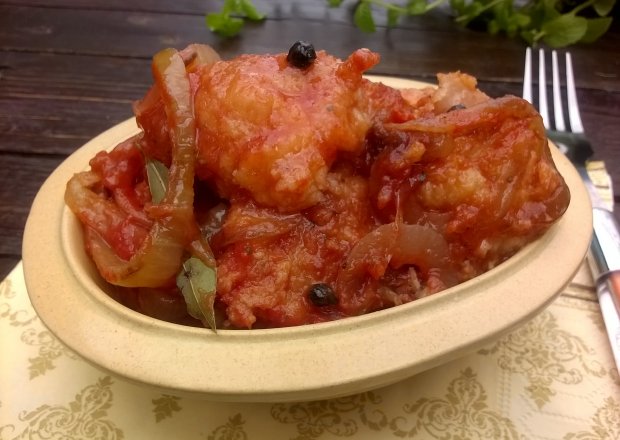 Fotografia przedstawiająca mięsne kęski marynowane w sosie pomidorowym