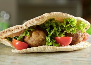 Jak zrobić mięsne klopsiki curry w chlebkach pita? foto