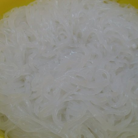 Krok 4 - Mięsne kuleczki na makaronie ryżowym foto