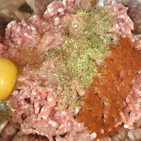 Krok 1 - Mięsne kuleczki z pary podane na warzywach z jajkiem foto