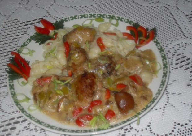 Fotografia przedstawiająca Mięsne kulki z sosem porowo-grzybowo-paprykowym