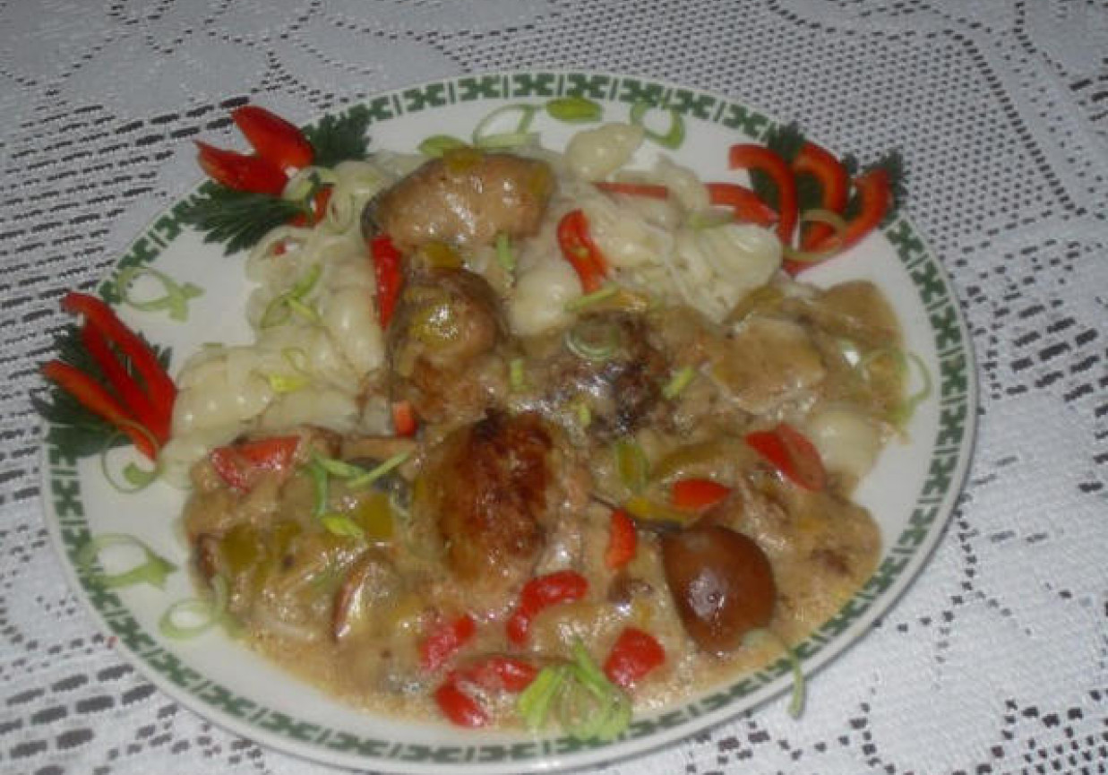 Mięsne kulki z sosem porowo-grzybowo-paprykowym foto