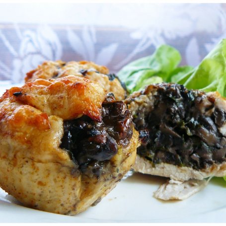 Krok 2 - " Mięsne muffiny z pieczarkową niespodzianką " foto