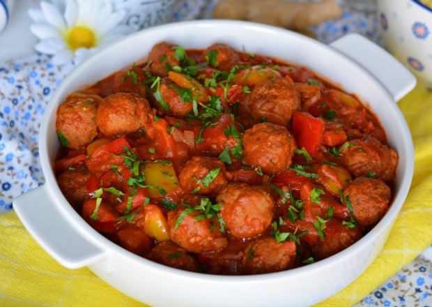 Fotografia przedstawiająca Mięsne pulpeciki z warzywami i sosem pomidorowym