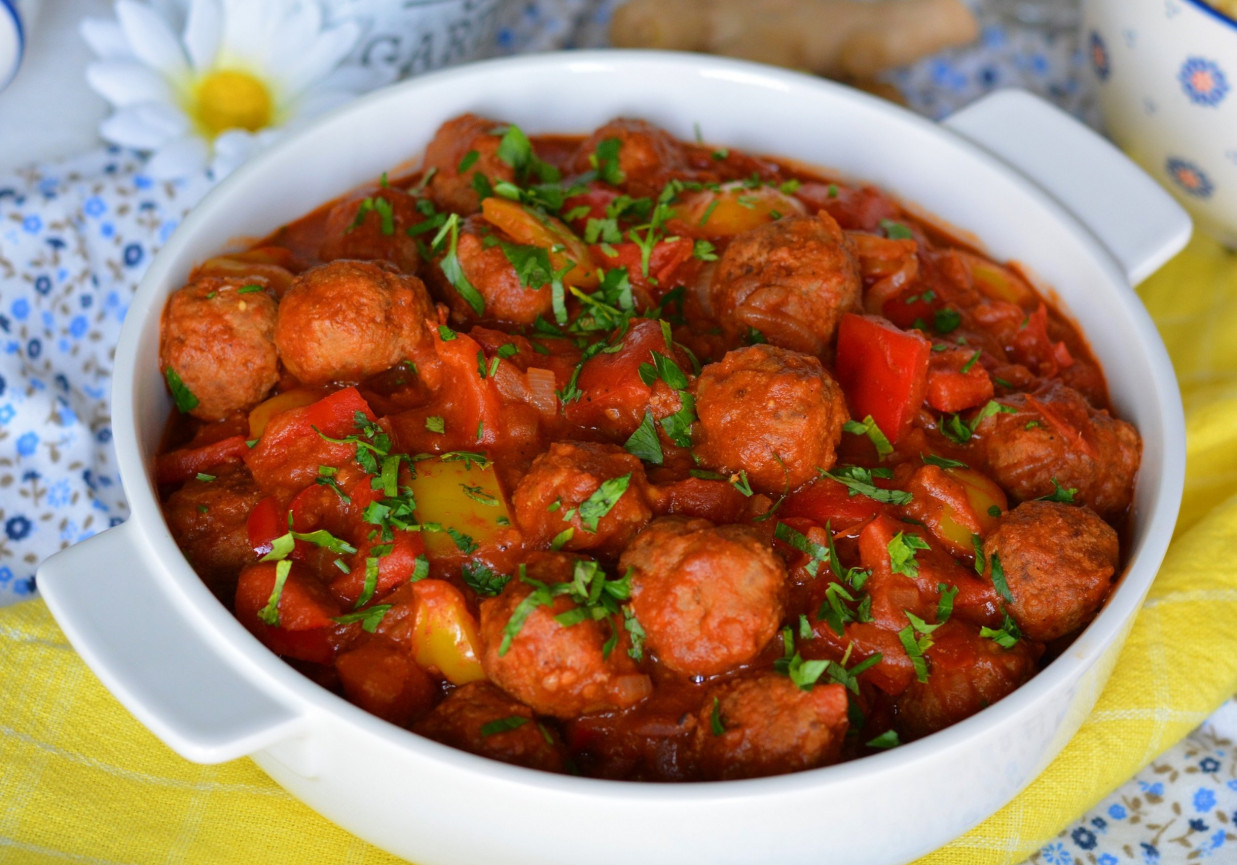 Mięsne pulpeciki z warzywami i sosem pomidorowym foto