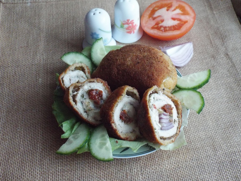 Roladki drobiowe z serem pleśniowym, cebulą i suszonymi pomidorami - medium