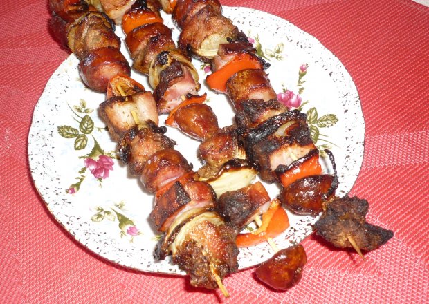 Fotografia przedstawiająca Mięsne szaszłyki z papryką i cebulką