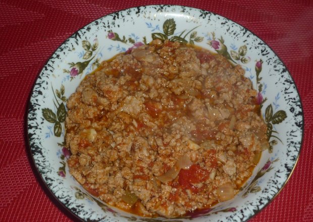 Fotografia przedstawiająca Mięsno-pomidorowy sos do makaronu