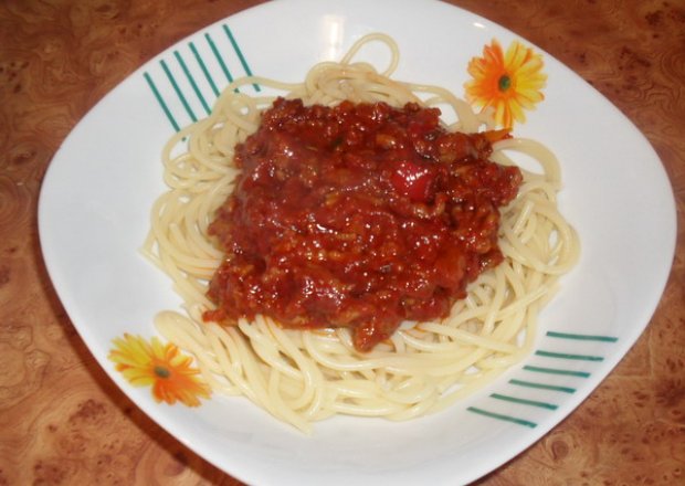 Fotografia przedstawiająca Mięsno-warzywne spaghetti.