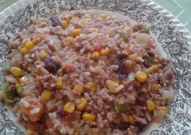 Fotografia przedstawiająca mięsno-warzywny mix z ryżem