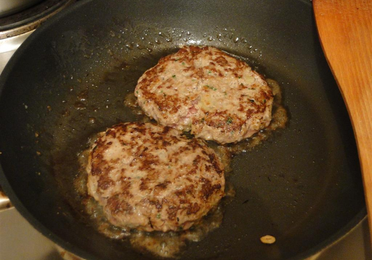 Mięso do hamburgerów foto