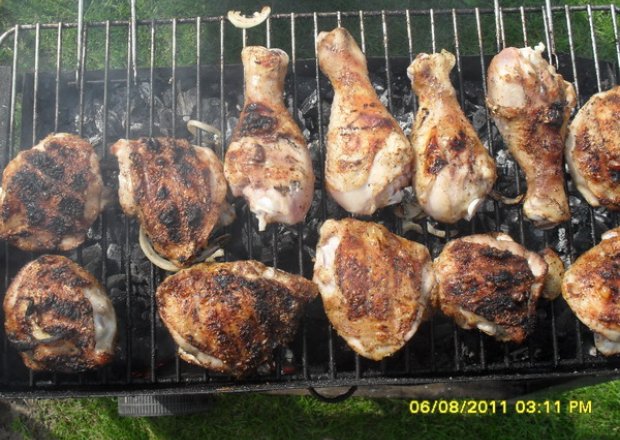 Fotografia przedstawiająca mięso drobiowe z grilla