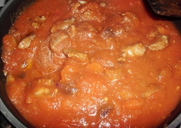 Fotografia przedstawiająca Mięso gulaszowe w sosie dyniowo-pomidorowym