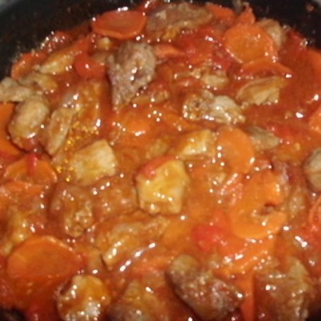 Krok 3 - Mięso gulaszowe z marchewką w pomidorach foto