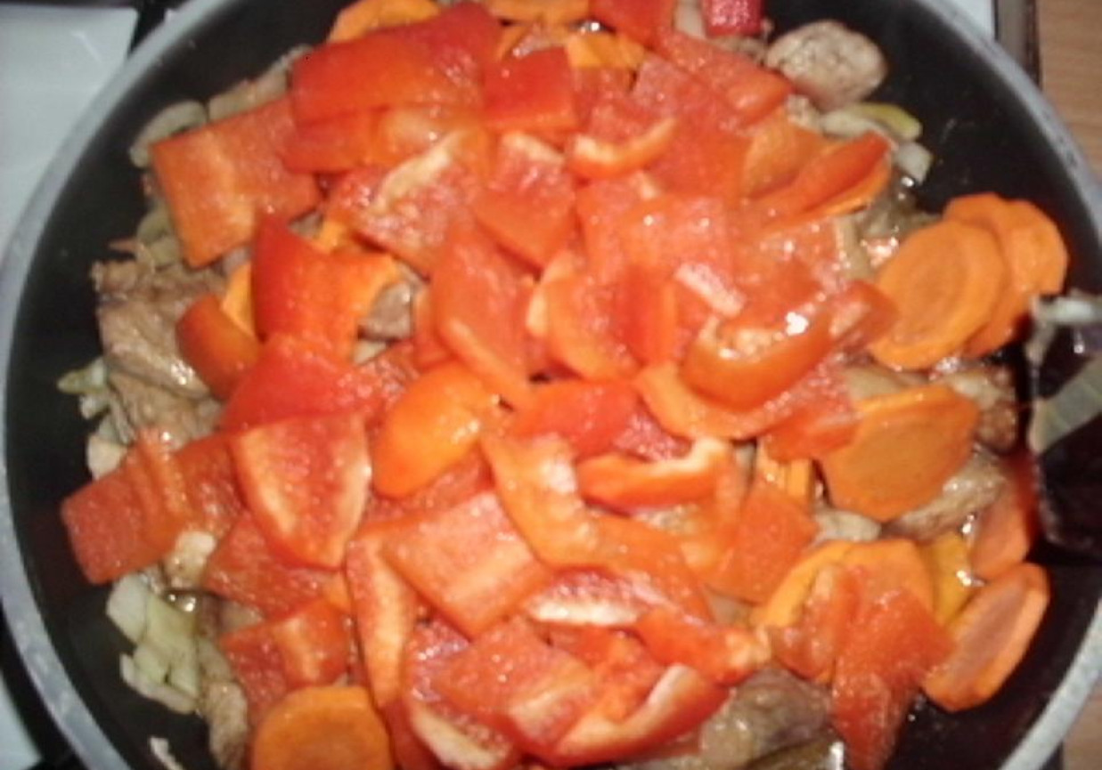 Mięso gulaszowe z marchewką w pomidorach foto