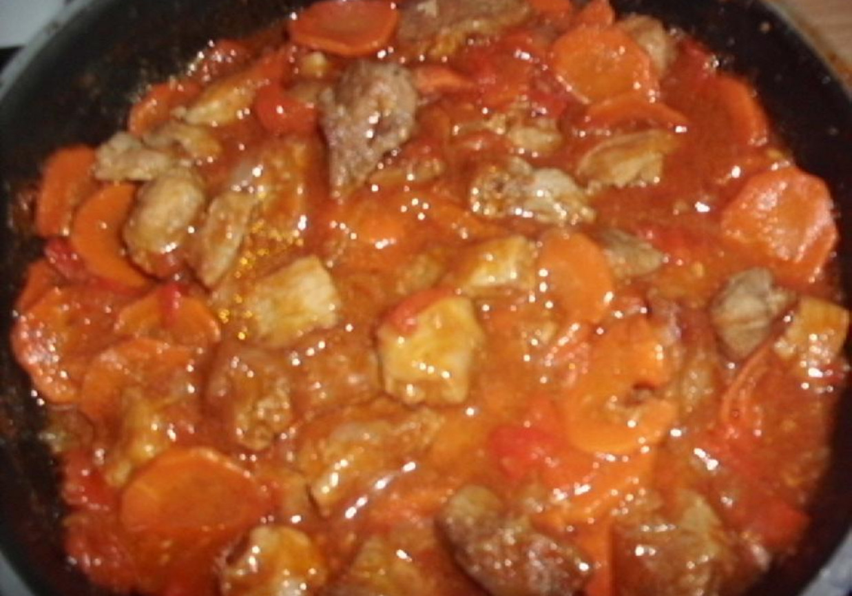 Mięso gulaszowe z marchewką w pomidorach foto