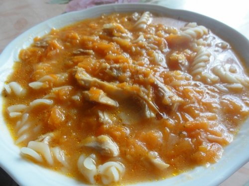 Fotografia przedstawiająca Mięso- marchewkowa zupa pomidorowa