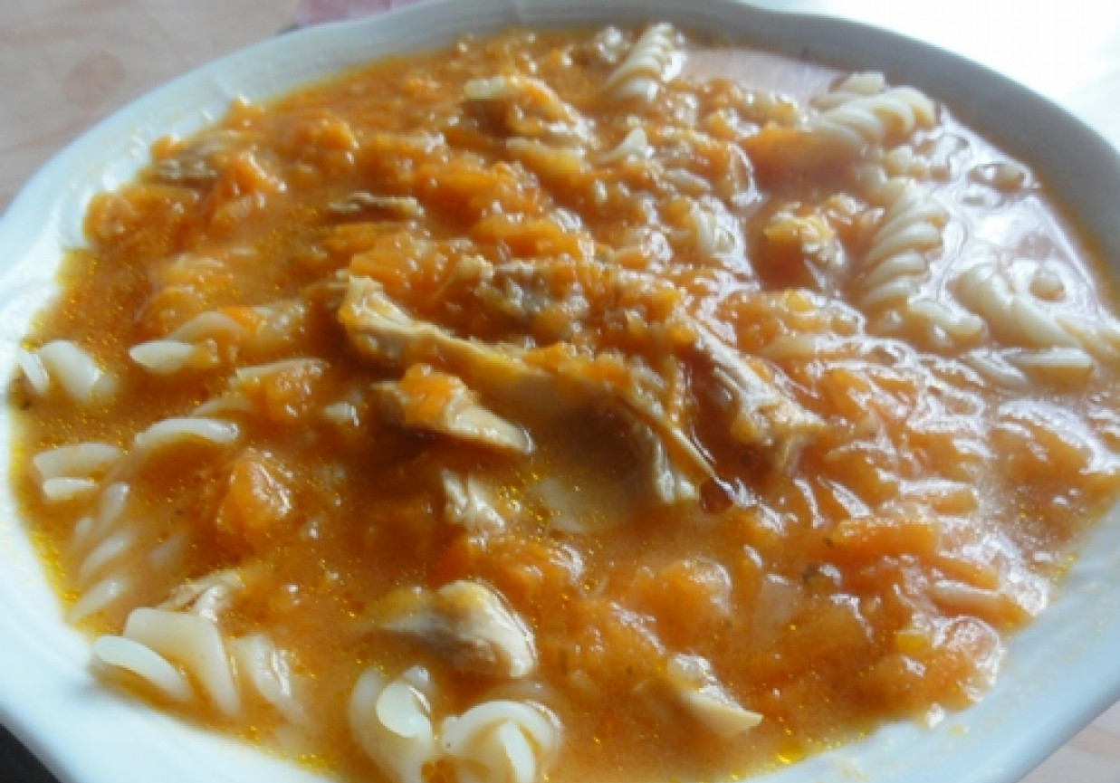 Mięso- marchewkowa zupa pomidorowa foto