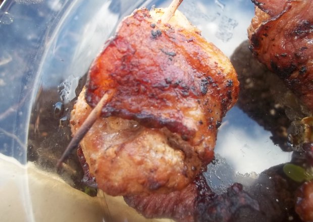 Fotografia przedstawiająca Mięso mielone w boczku na grilla