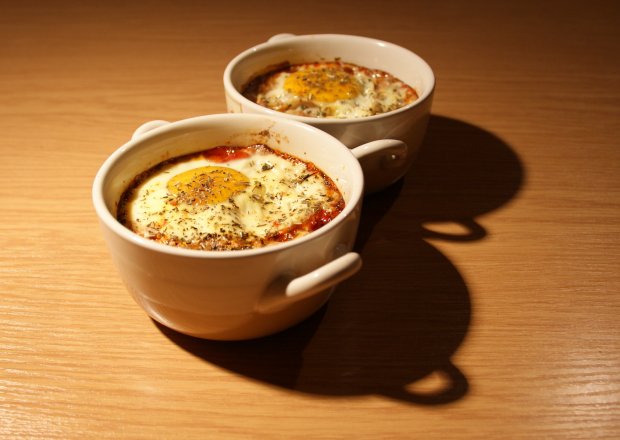 Fotografia przedstawiająca mięso mielone zapiekane pod jajkiem