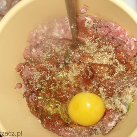 Krok 1 - Mięso mielone zapiekane z jajkiem i szpinakiem z dodatkiem pestek dyni foto