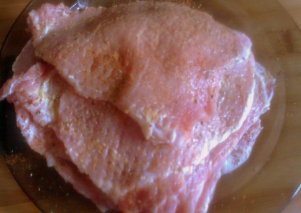 Fotografia przedstawiająca mięso na kotlety schabowe w musztardzie