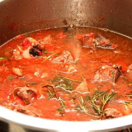 Krok 6 - Mięso po-włosku w sosie pomidorowym foto