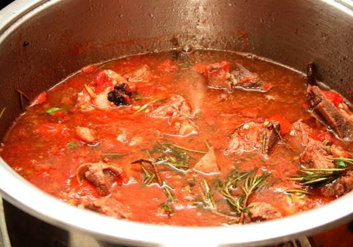 Mięso po-włosku w sosie pomidorowym foto