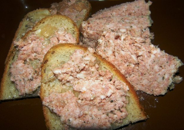 Fotografia przedstawiająca mięso w słoiku - konserwa w słoiku