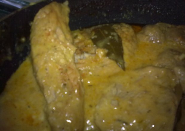 Fotografia przedstawiająca mięso w sosie  śmietanowym