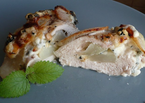 Fotografia przedstawiająca Mięso z gruszką i serem pleśniowym