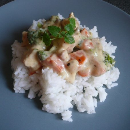 Krok 5 - Mięso z indyka z ryżem i brokułem w sosie śmietanowym foto