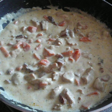 Krok 3 - Mięso z indyka z ryżem i brokułem w sosie śmietanowym foto