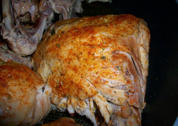 Fotografia przedstawiająca mięso z kurczaka przyprawione na ostro
