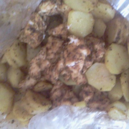 Krok 4 - Mięso z piersi kurczaka pieczone z ziemniakami w rękawie foto