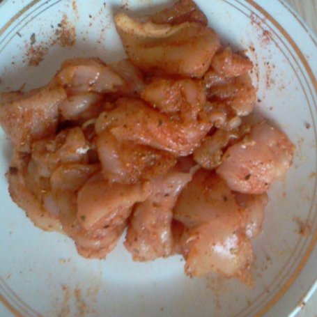 Krok 2 - Mięso z piersi kurczaka pieczone z ziemniakami w rękawie foto