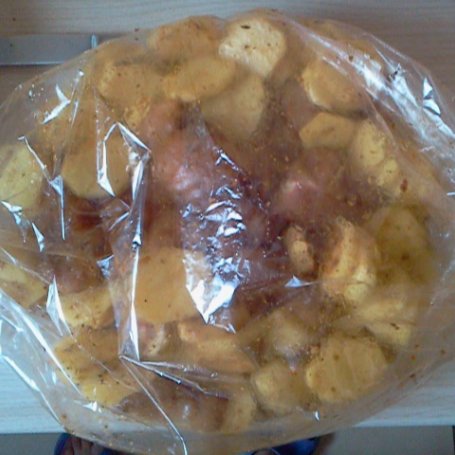 Krok 3 - Mięso z piersi kurczaka pieczone z ziemniakami w rękawie foto