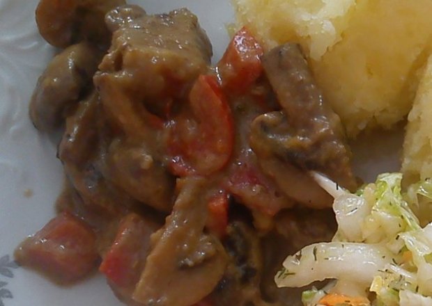 Fotografia przedstawiająca Mięso z sosem pieczarkowo - paprykowym