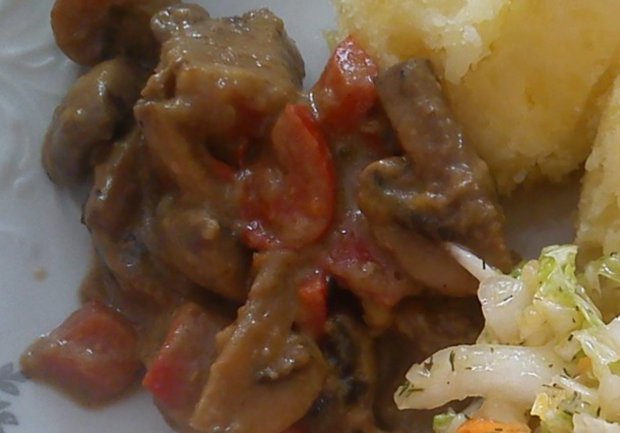 Mięso z sosem pieczarkowo - paprykowym foto