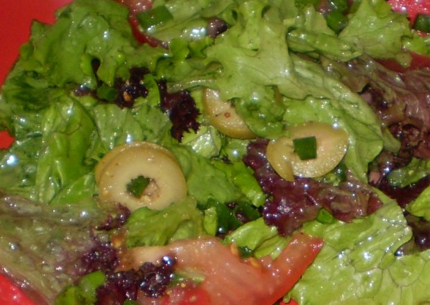 Fotografia przedstawiająca Mieszanka kolorowych sałat  z oliwkami
