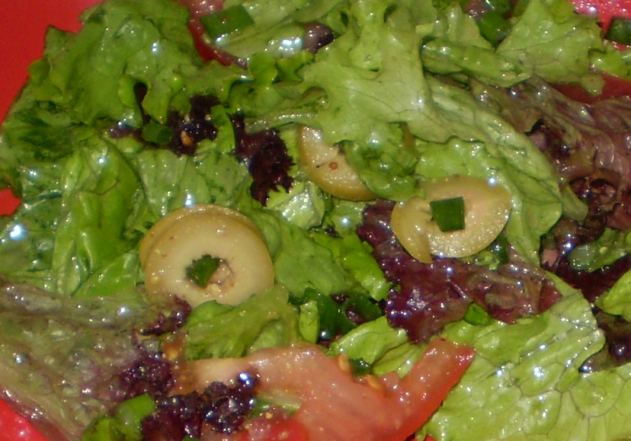 Mieszanka kolorowych sałat  z oliwkami foto