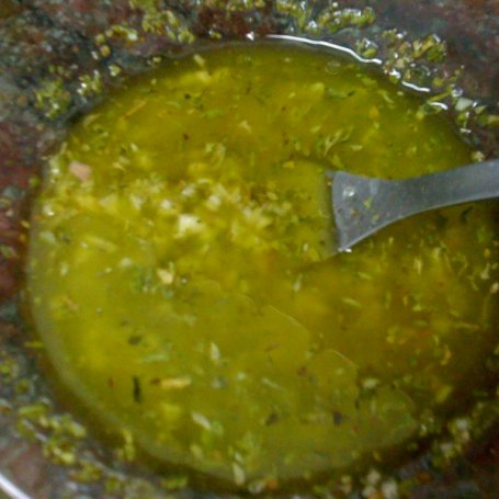 Krok 2 - Mieszanka zielonych sałat z serem feta, jabłkami i sosem czosnkowo-cytrynowym oraz prażonymi orzechami włoskimi foto