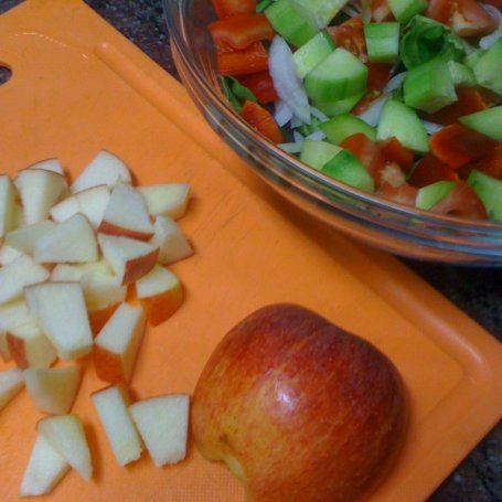Krok 3 - Mieszanka zielonych sałat z serem feta, jabłkami i sosem czosnkowo-cytrynowym oraz prażonymi orzechami włoskimi foto