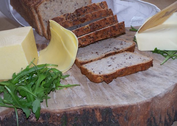 Fotografia przedstawiająca Mieszany chlebek z siemieniem lnianym , czyli smaczne pieczywo z dodatkiem kefiru :)