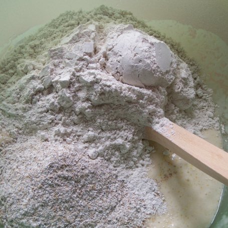 Krok 4 - Mieszany chlebek z siemieniem lnianym , czyli smaczne pieczywo z dodatkiem kefiru :) foto